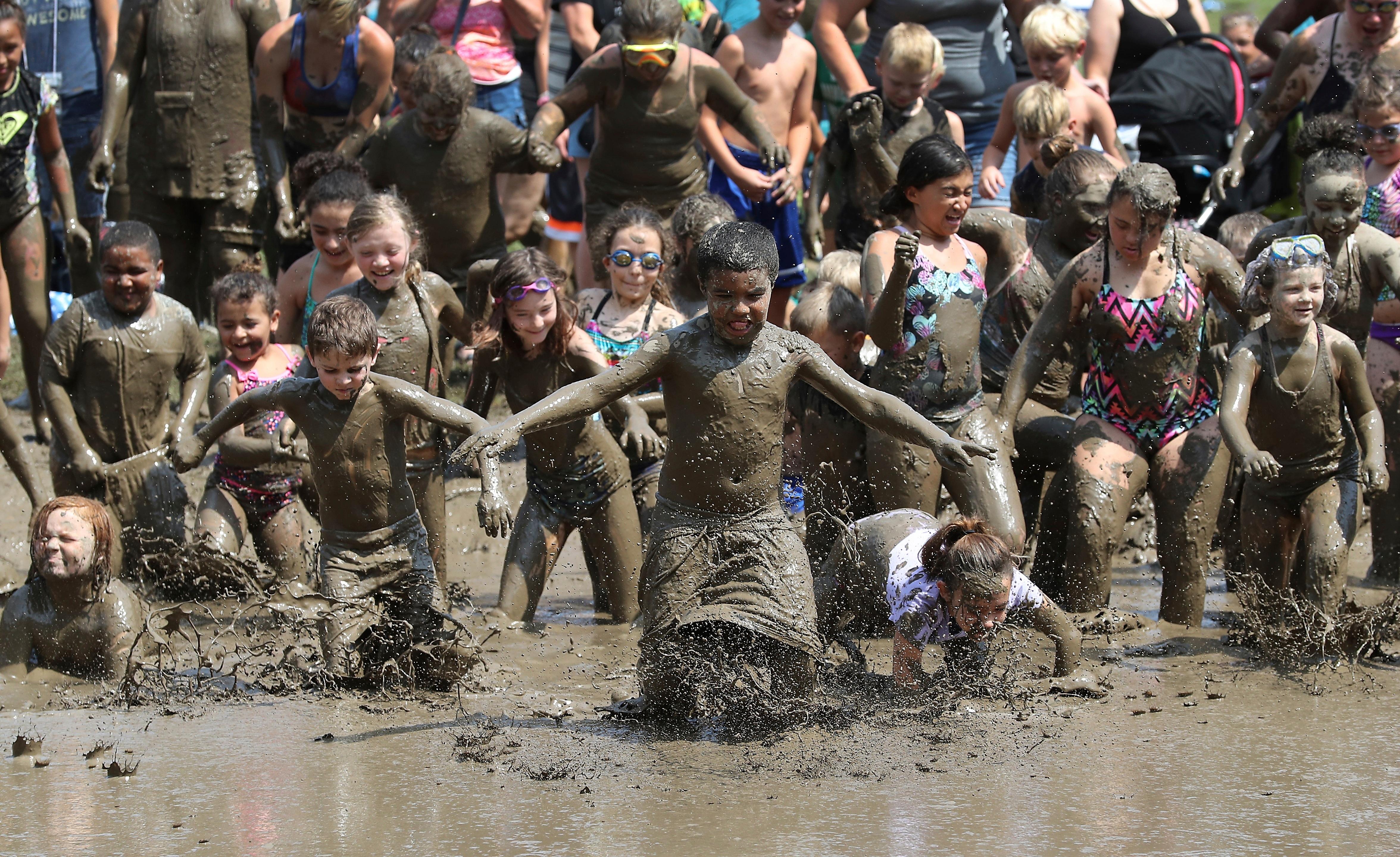 Погода грязи днем. Международный день грязи (International Mud Day). Праздник грязи в Америке.